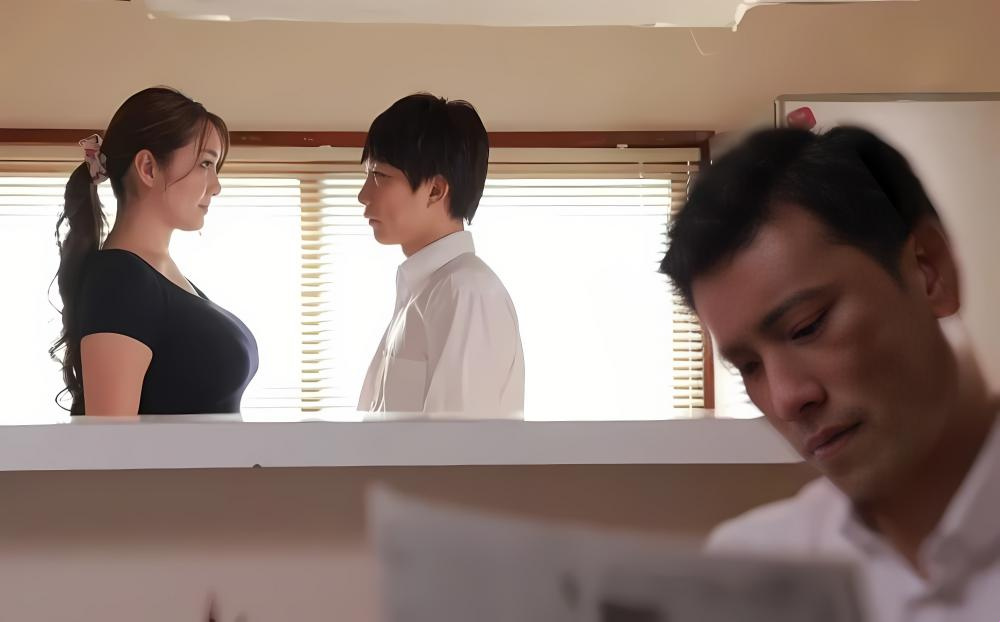Cậu con trai nghiện làm tình với mẹ mình