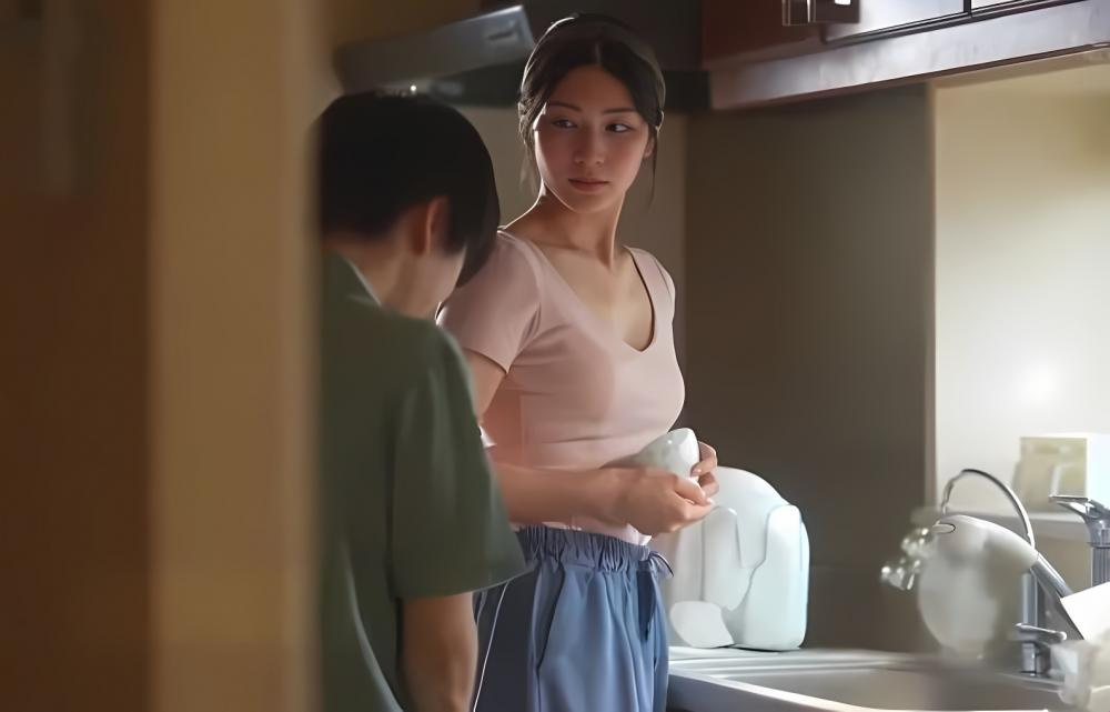Cậu em trai mới lớn cùng cô chị gợi cảm, dâm đãng