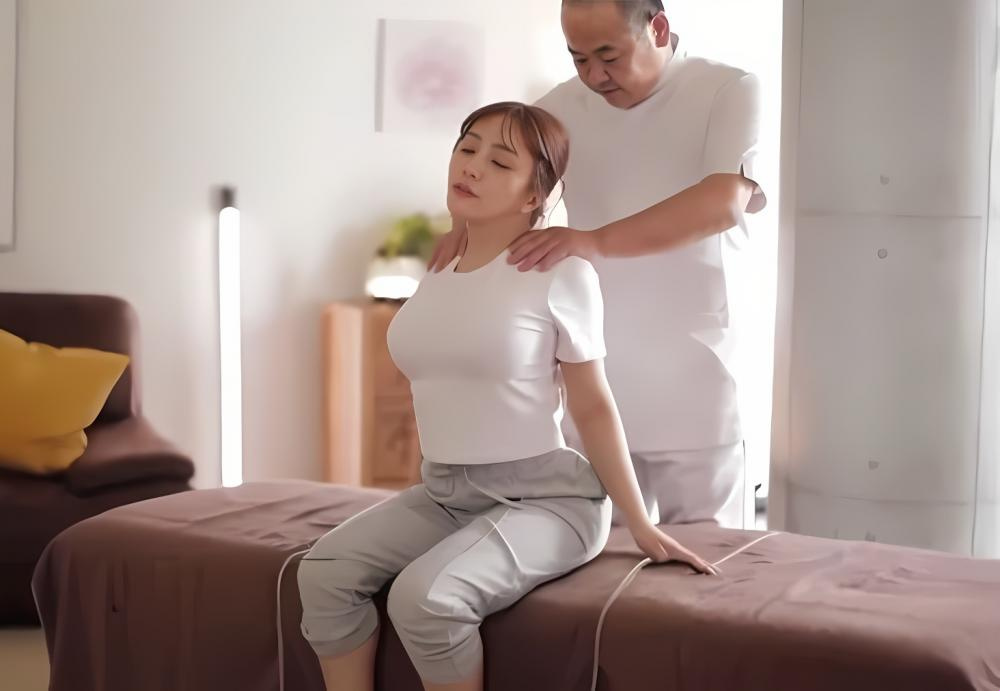 Cô gái đi mát xa từ A-Z và anh nhân viên số hưởng