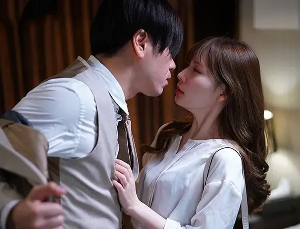 Em thư ký có chồng nhưng vẫn bất chấp qua lại với sếp